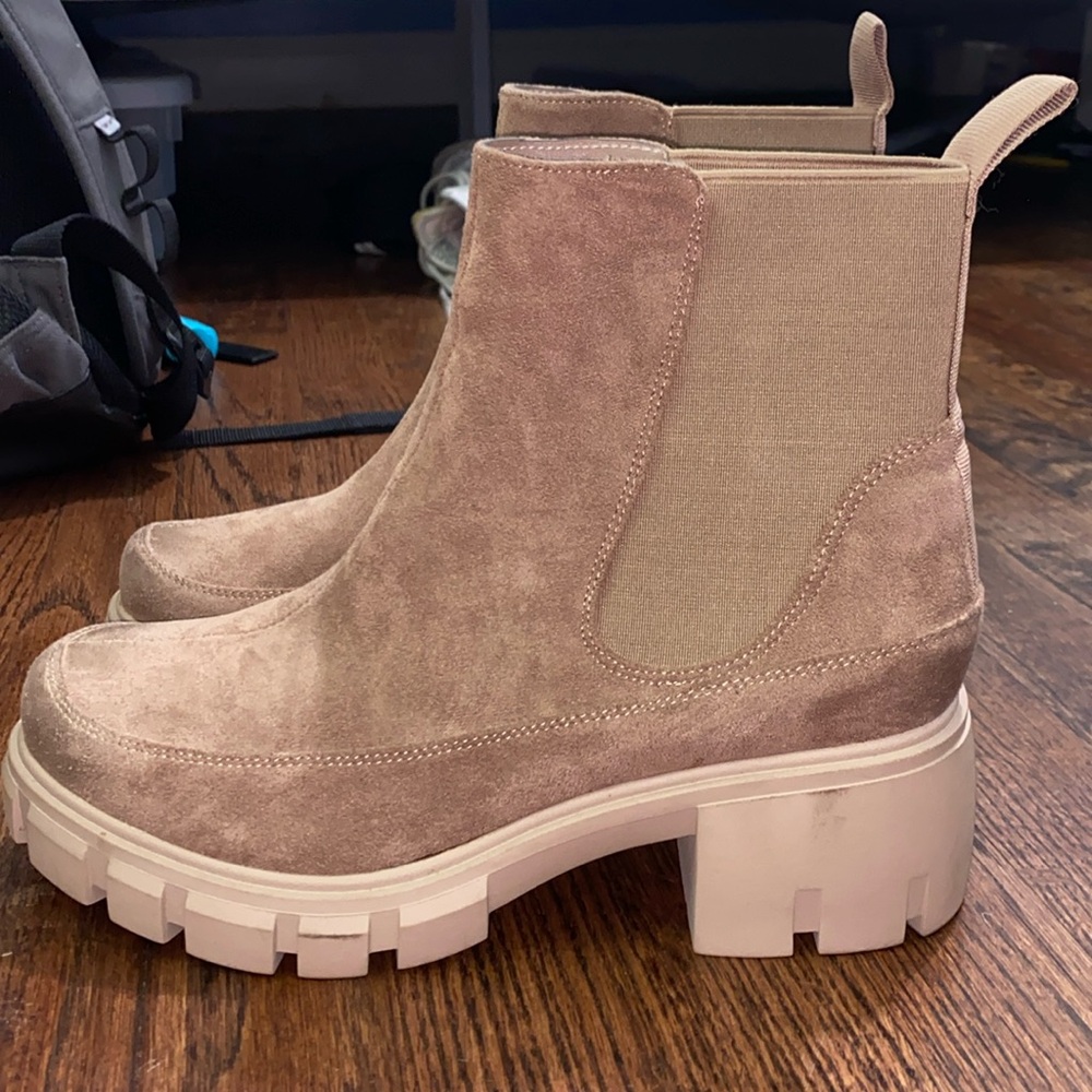 Like brand new boots ! Suede velvet Pierre Dumas taupe boots size 7 • Camden 2 •